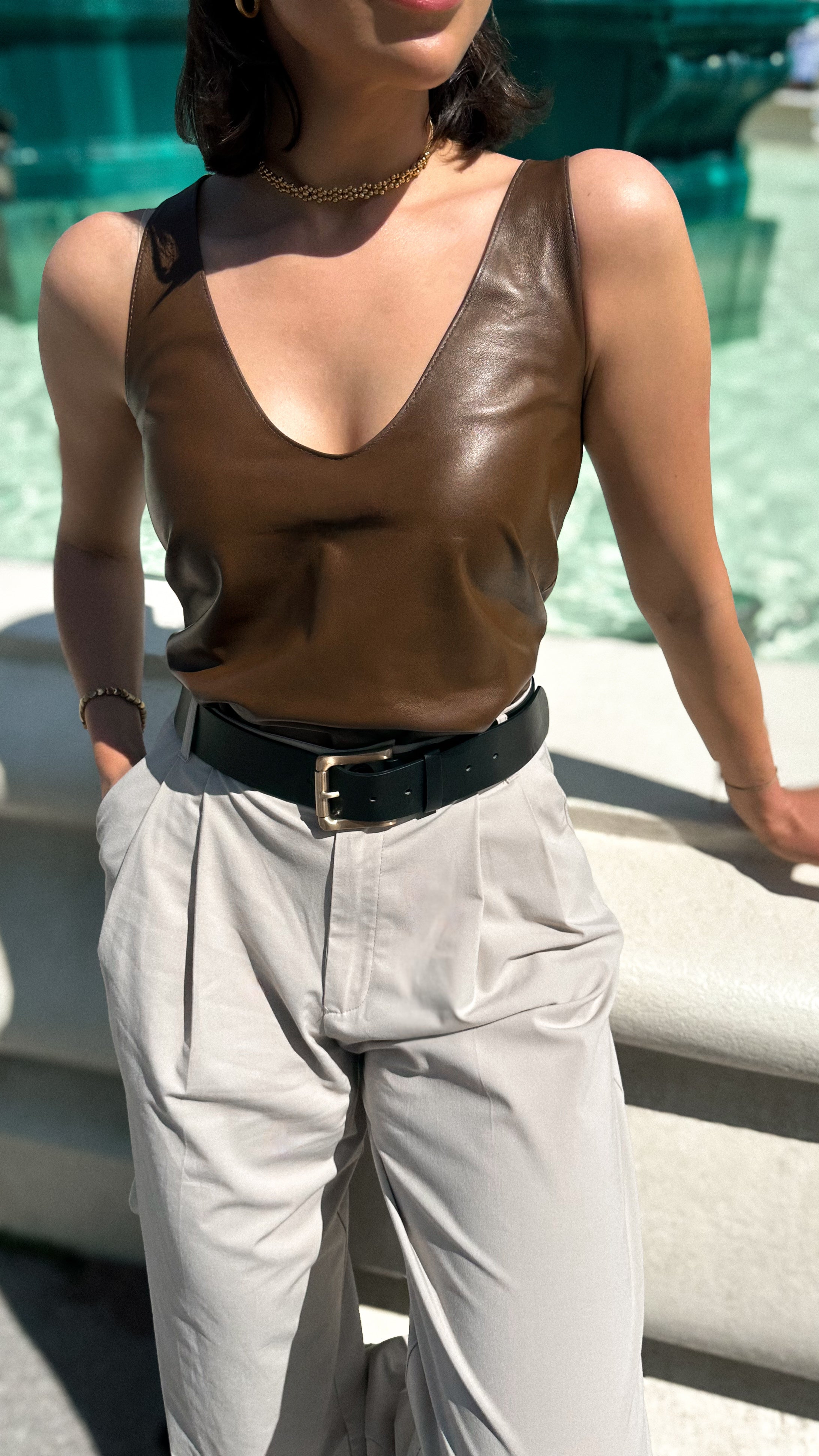 Top serbatoio in pelle con scollo a V Siara